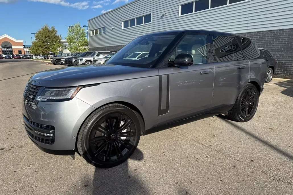 2023 Land Rover Range Rover SE photo 1