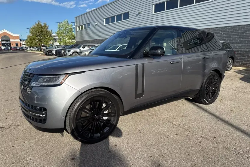 2023 Land Rover Range Rover SE photo 1