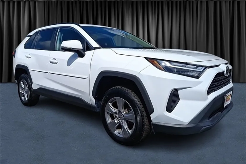 2022 Toyota RAV4 XLE photo 1