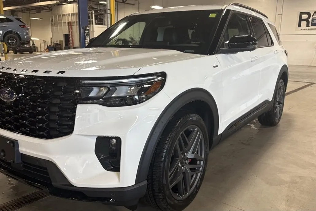 2025 Ford Explorer ST-Line photo 1