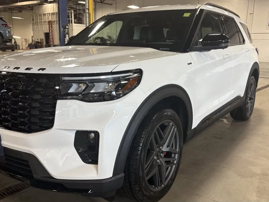 2025 Ford Explorer ST-Line photo 1