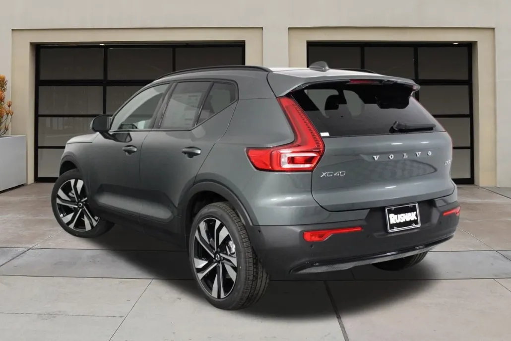 2026 Volvo XC40 photo 1