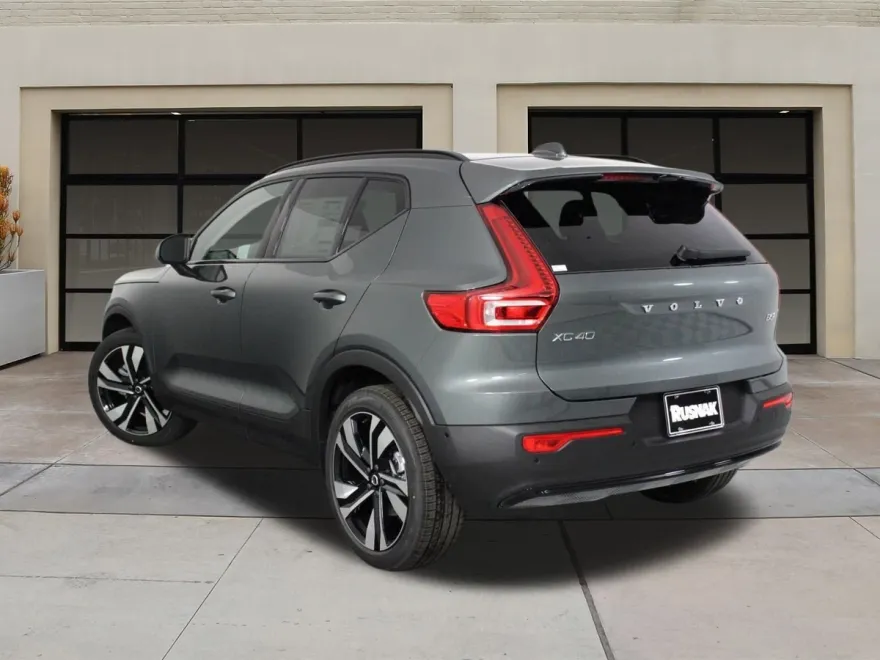 2026 Volvo XC40 photo 1