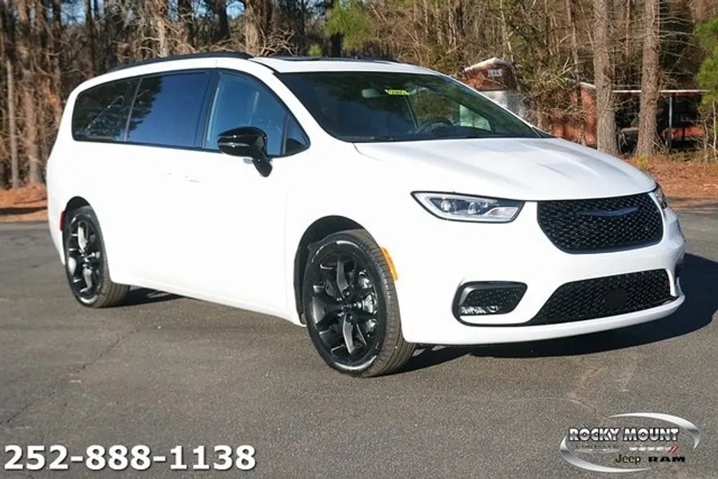 2024 Chrysler Pacifica Touring L photo 1