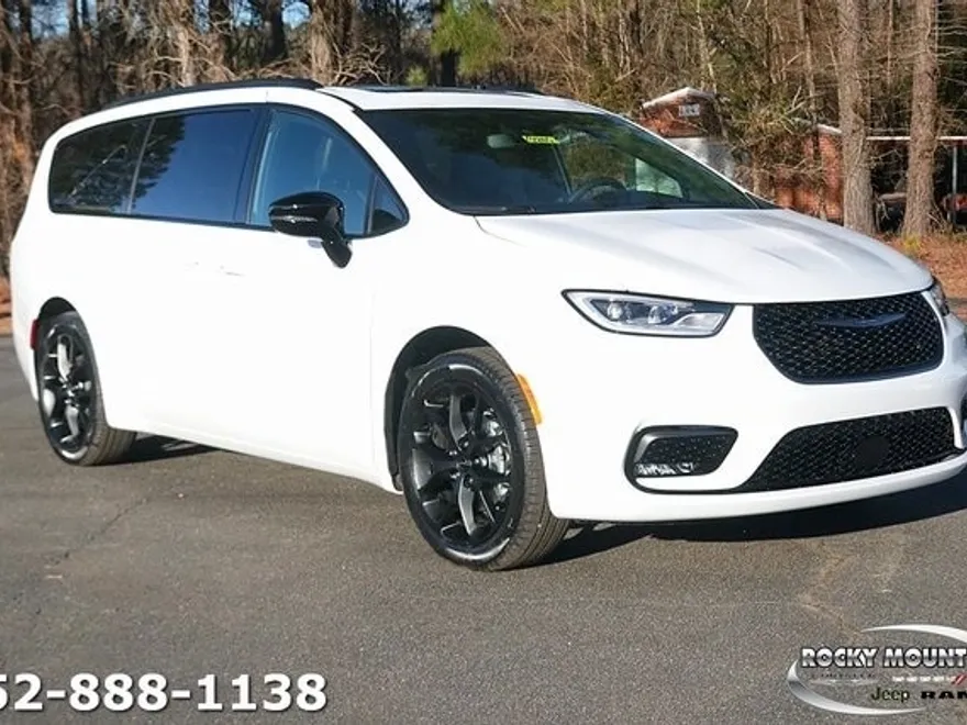 2024 Chrysler Pacifica Touring L photo 1