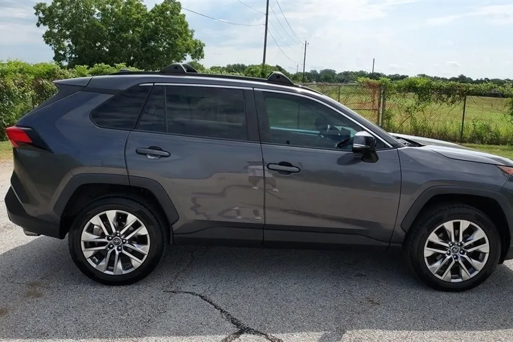 2019 Toyota RAV4 XLE Premium photo 1