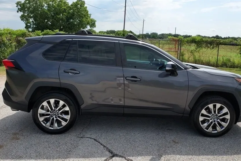 2019 Toyota RAV4 XLE Premium photo 1