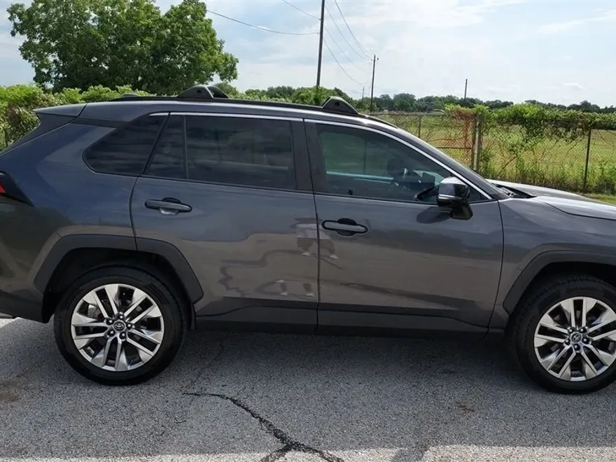2019 Toyota RAV4 XLE Premium photo 1