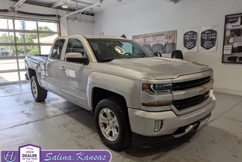 2017 Chevrolet Silverado 1500 LT photo 1