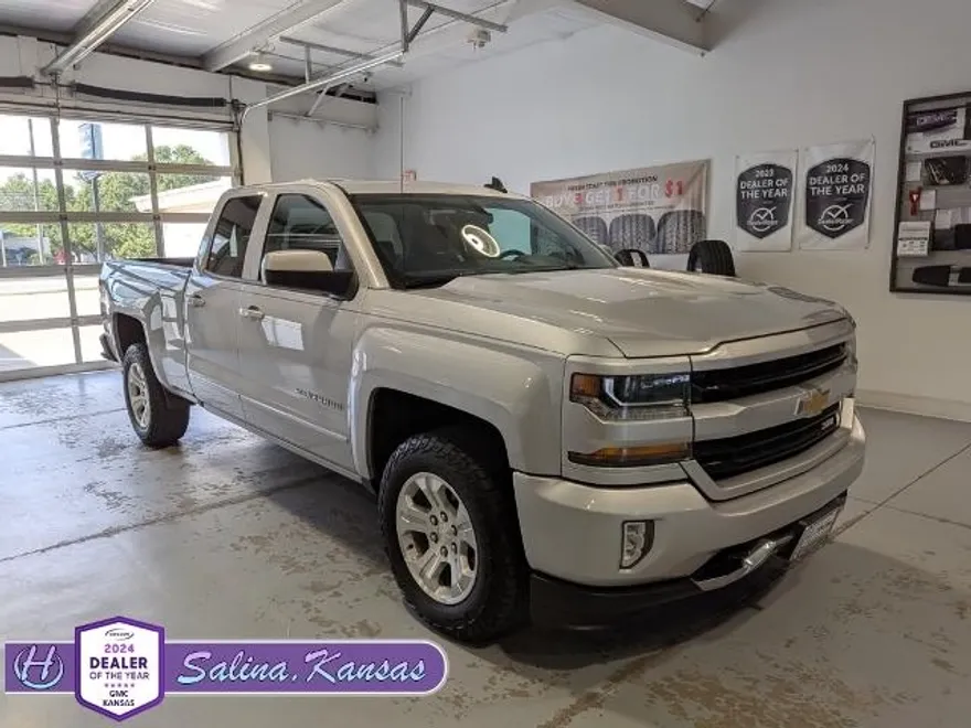 2017 Chevrolet Silverado 1500 LT photo 1