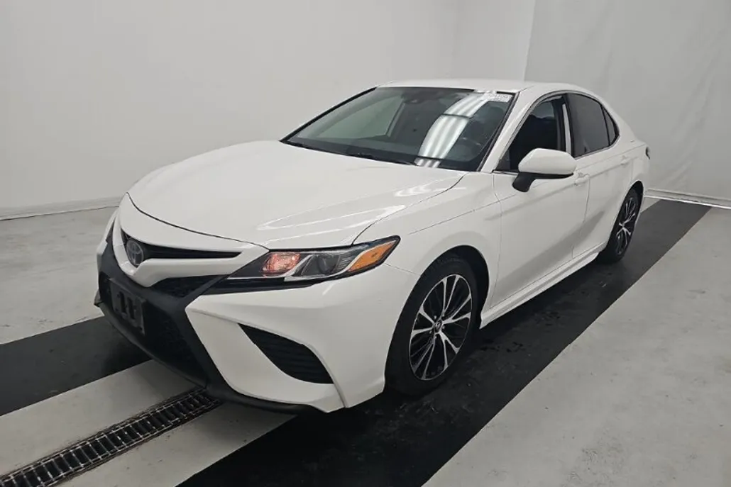 2019 Toyota Camry SE photo 1