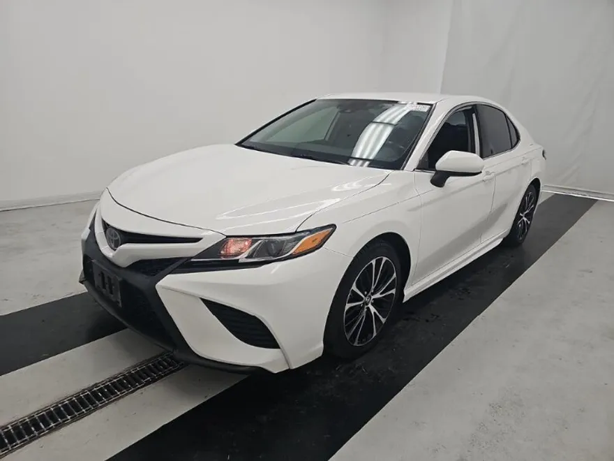2019 Toyota Camry SE photo 1