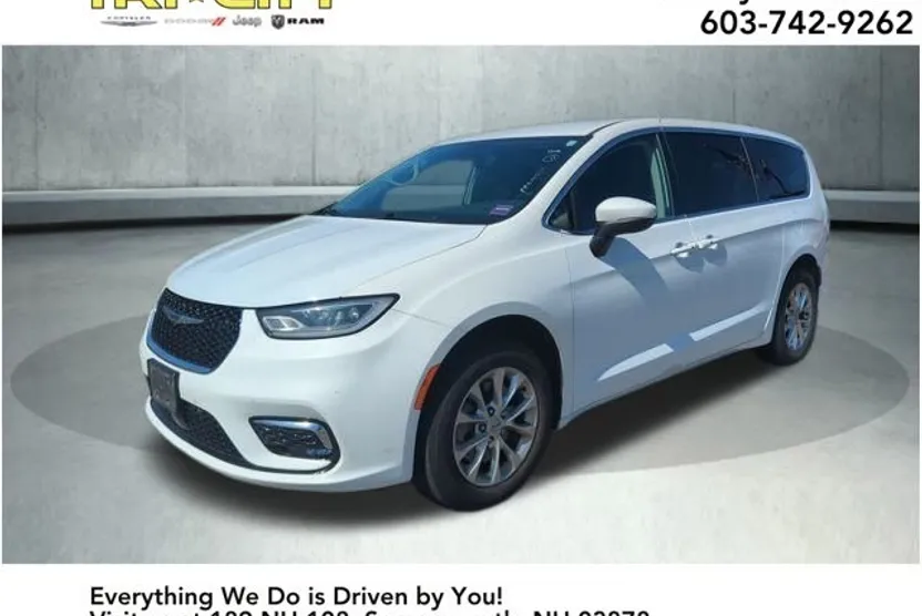 2023 Chrysler Pacifica Touring L photo 1