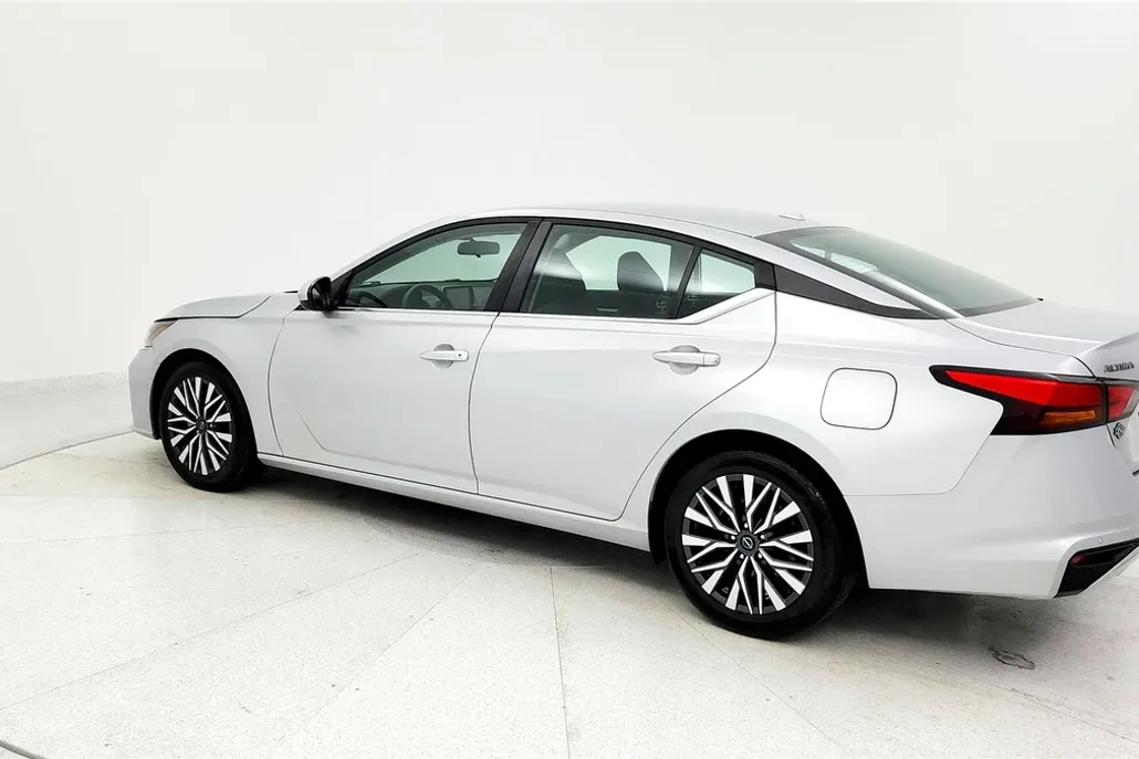 2023 Nissan Altima 2.5 SV photo 1
