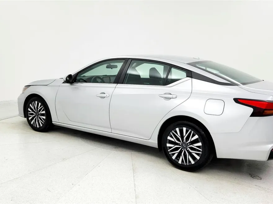 2023 Nissan Altima 2.5 SV photo 1