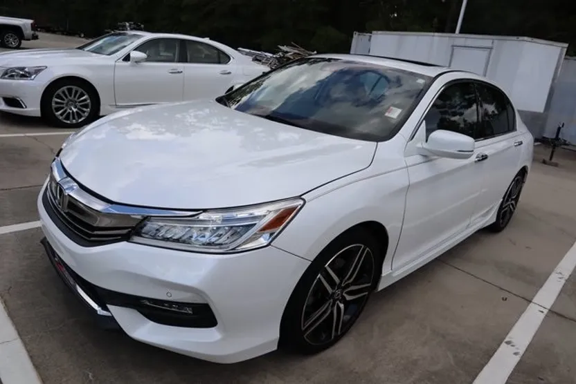 2017 Honda Accord Touring photo 1