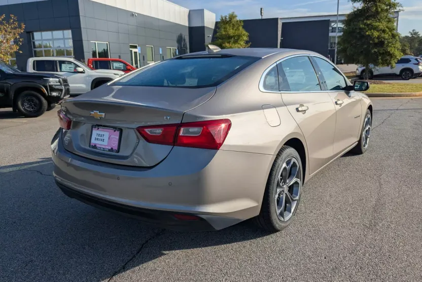 2024 Chevrolet Malibu 1LT photo 1
