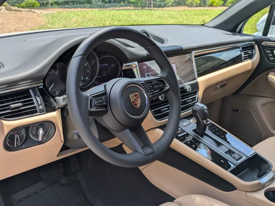 2025 Porsche Macan T photo 1