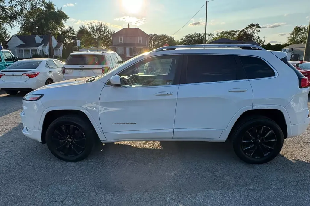 2017 Jeep Cherokee Overland Sport photo 1