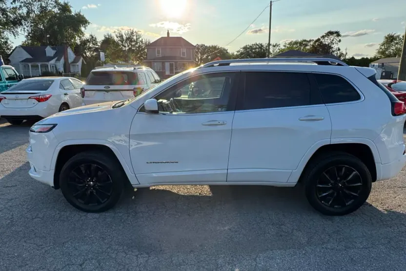 2017 Jeep Cherokee Overland Sport photo 1