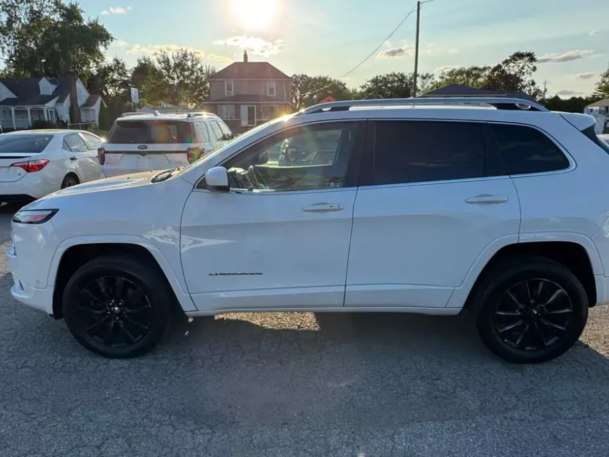 2017 Jeep Cherokee Overland Sport photo 1