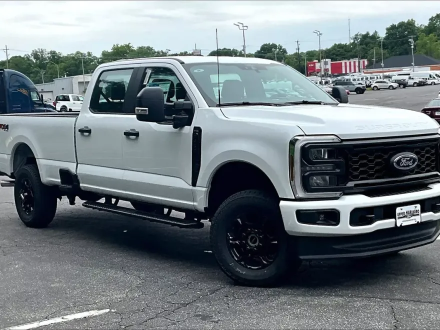 2025 Ford F-250 Lariat photo 1