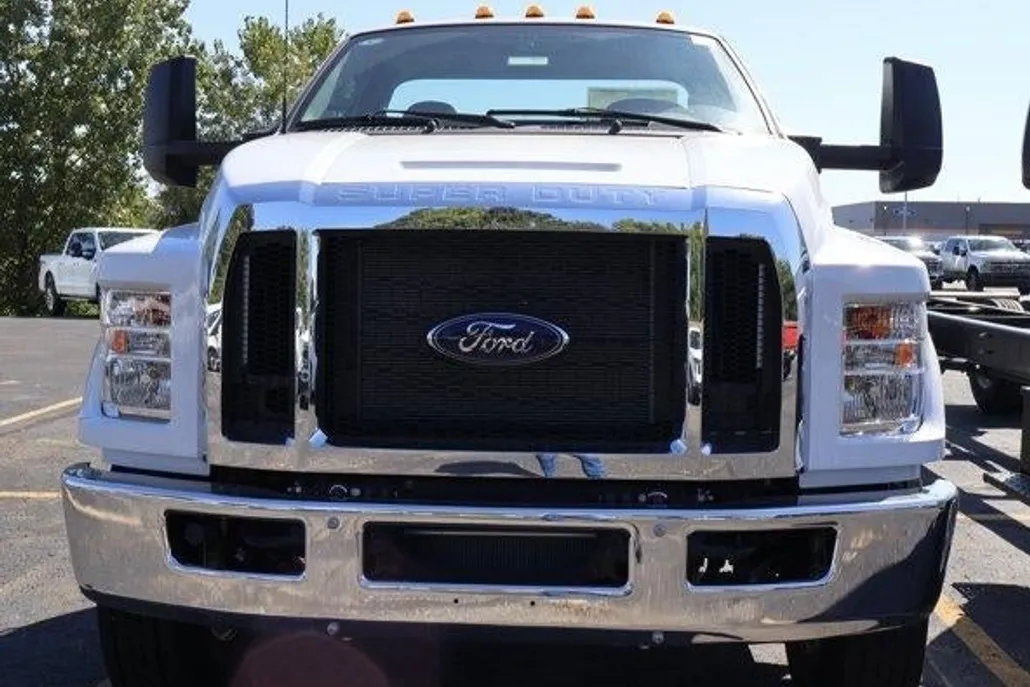 2025 Ford F-750 SuperCab photo 1