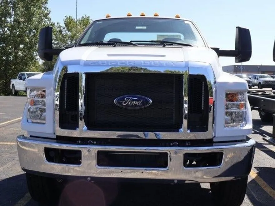 2025 Ford F-750 SuperCab photo 1