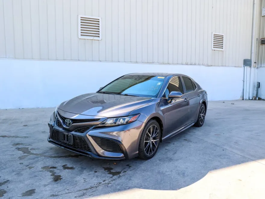 2022 Toyota Camry SE photo 1