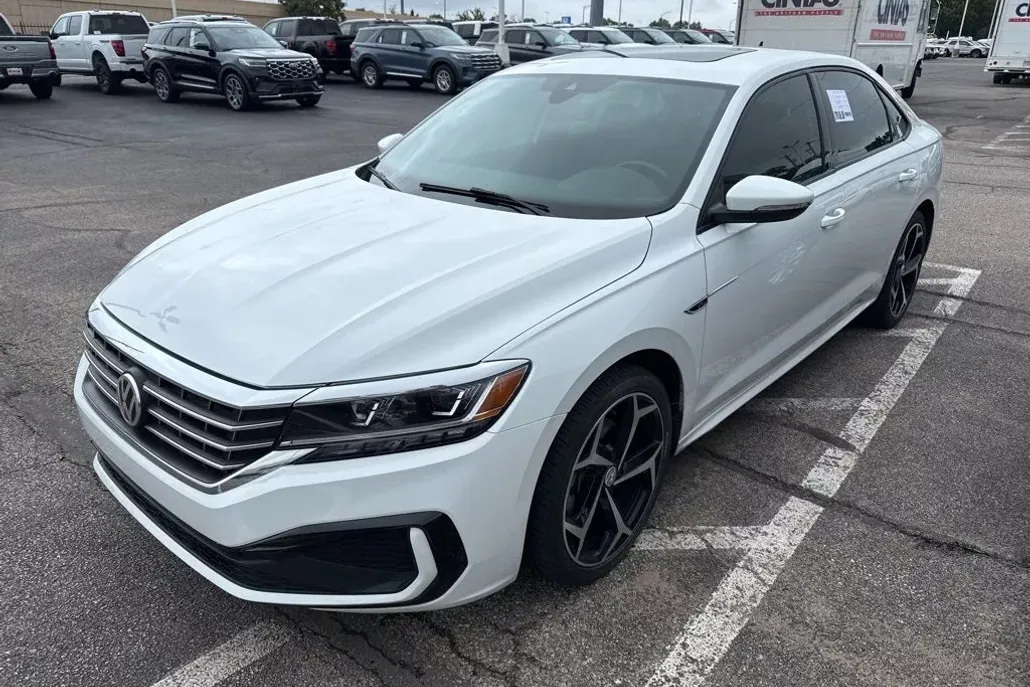 2022 Volkswagen Passat 2.0T R-Line photo 1