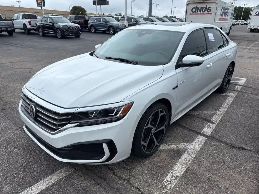 2022 Volkswagen Passat 2.0T R-Line photo 1