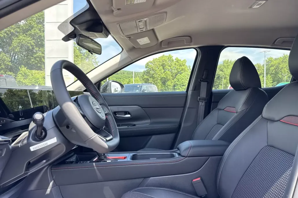 2025 Nissan Kicks SR photo 1