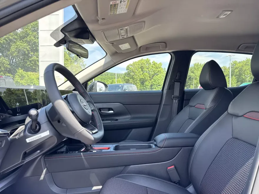 2025 Nissan Kicks SR photo 1