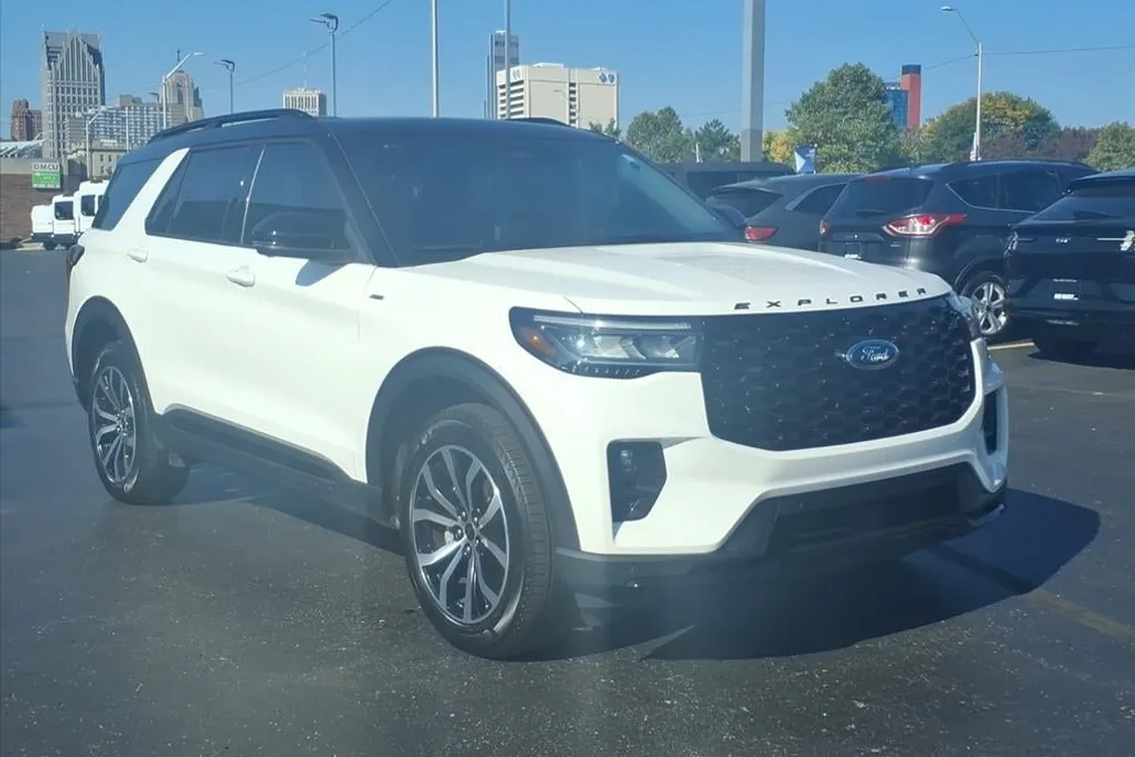 2025 Ford Explorer ST-Line photo 1