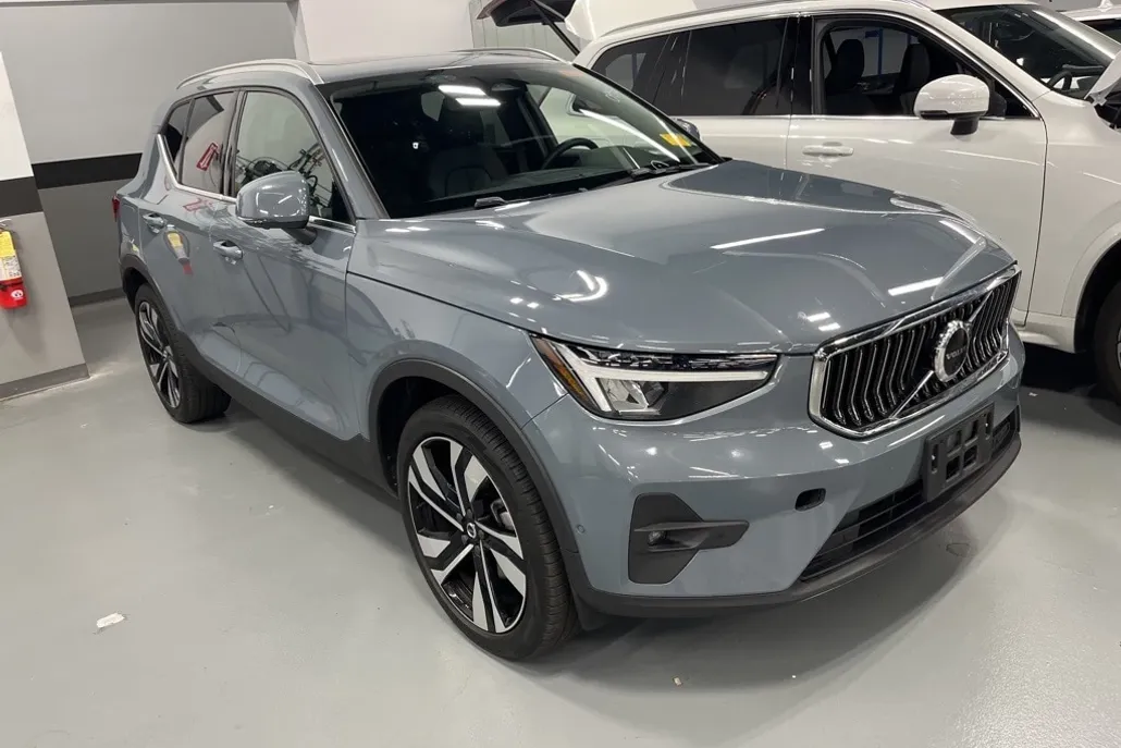2023 Volvo XC40 AWD Plus photo 1