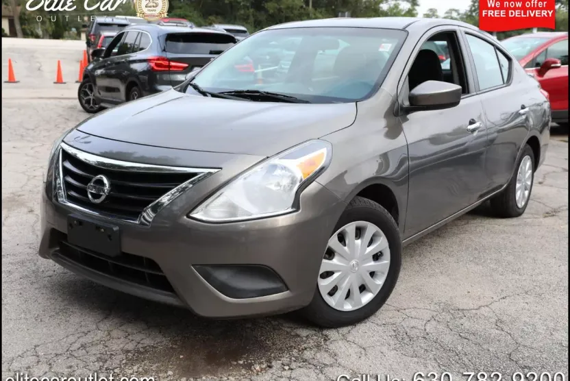 2015 Nissan Versa 1.6 SV Sedan photo 1