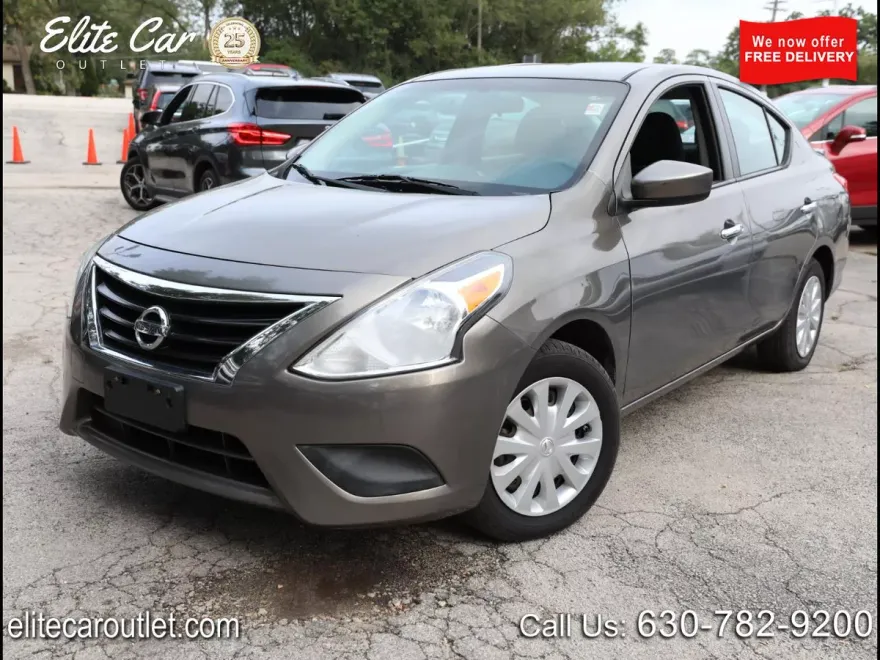 2015 Nissan Versa 1.6 SV Sedan photo 1