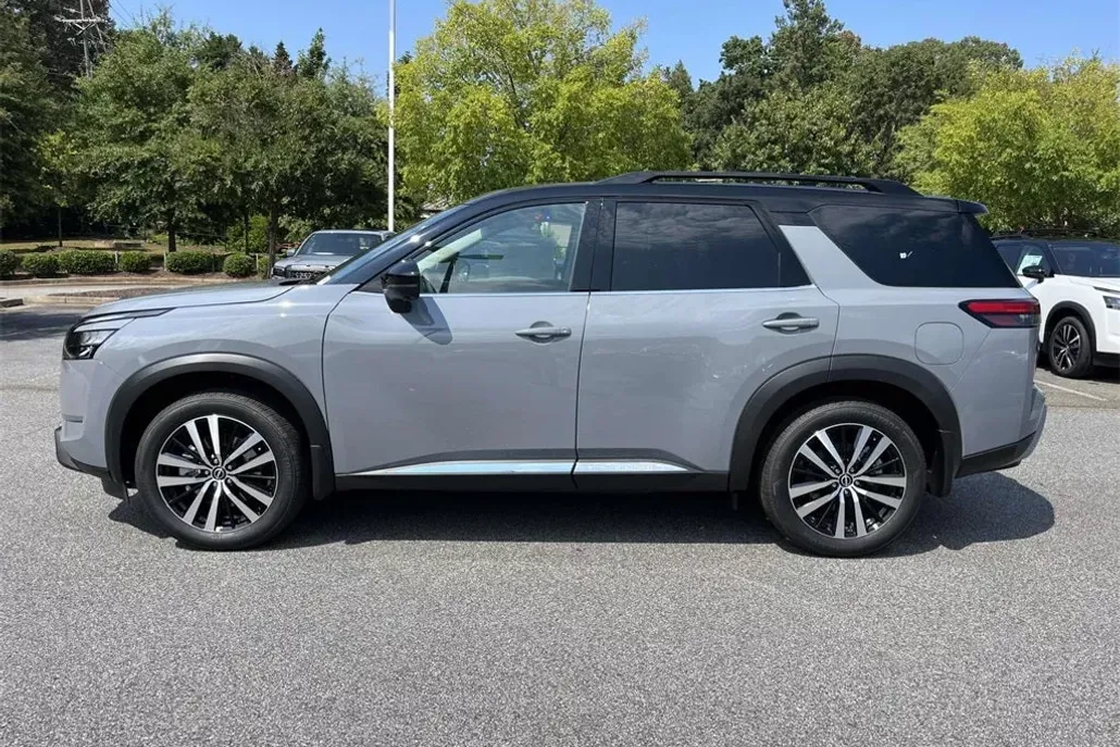 2025 Nissan Pathfinder Platinum photo 1