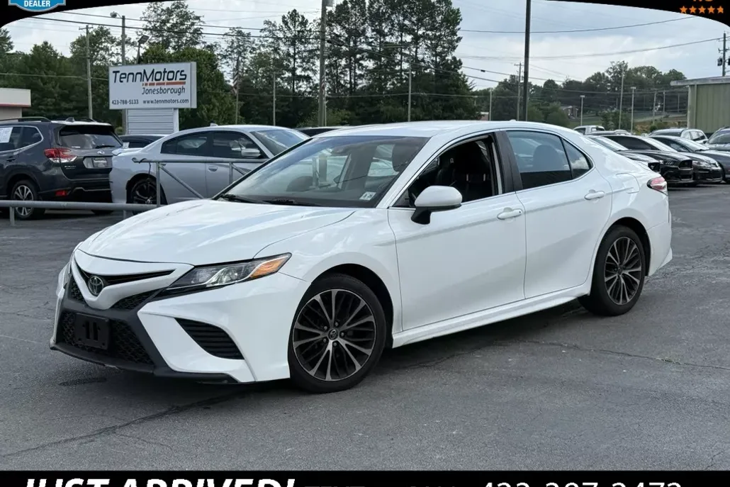 2020 Toyota Camry SE photo 1