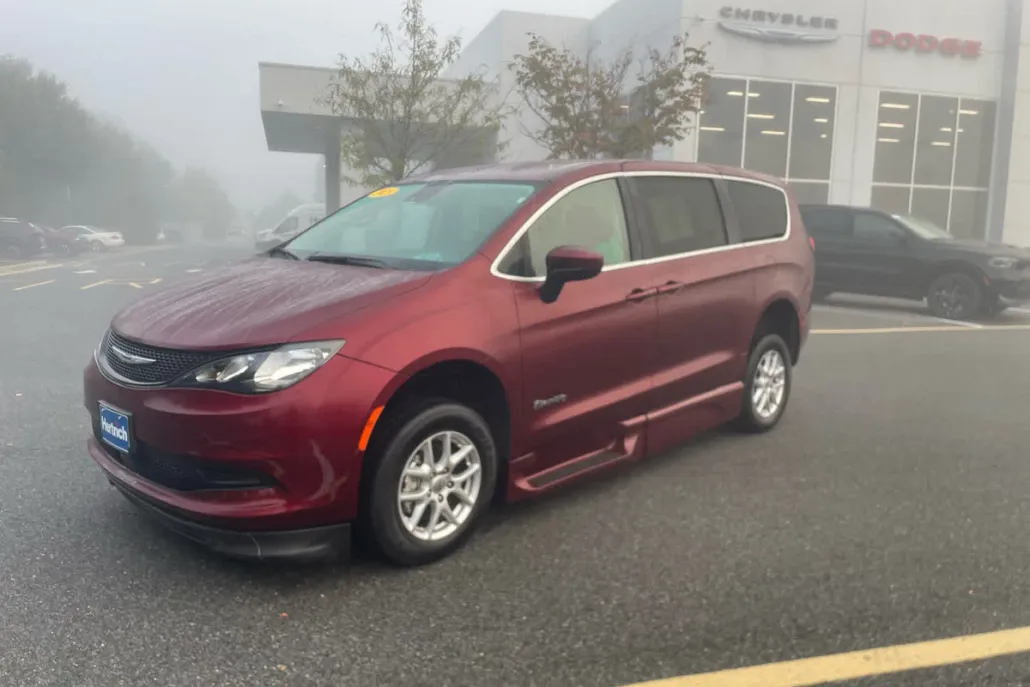 2023 Chrysler Voyager LX photo 1