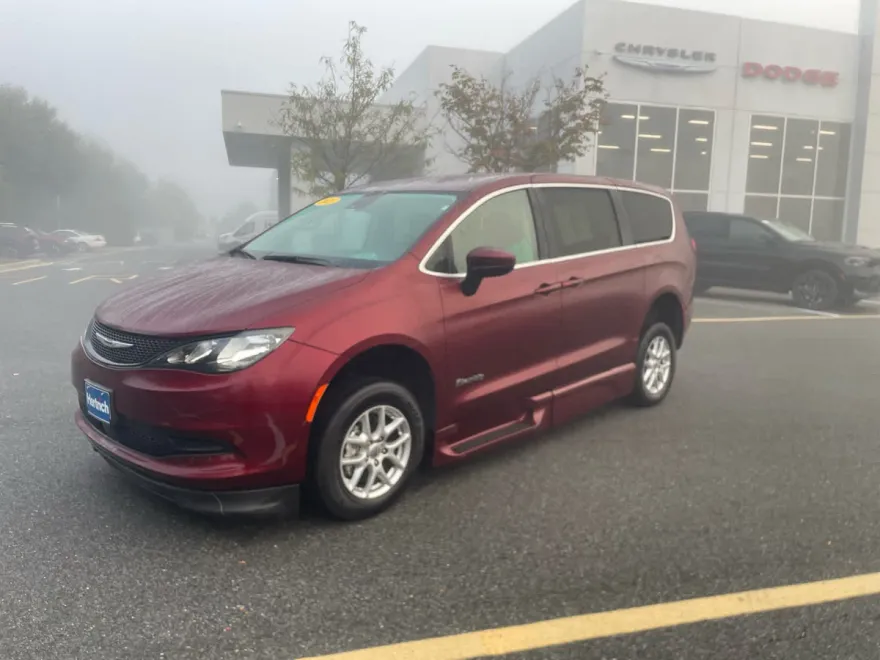 2023 Chrysler Voyager LX photo 1