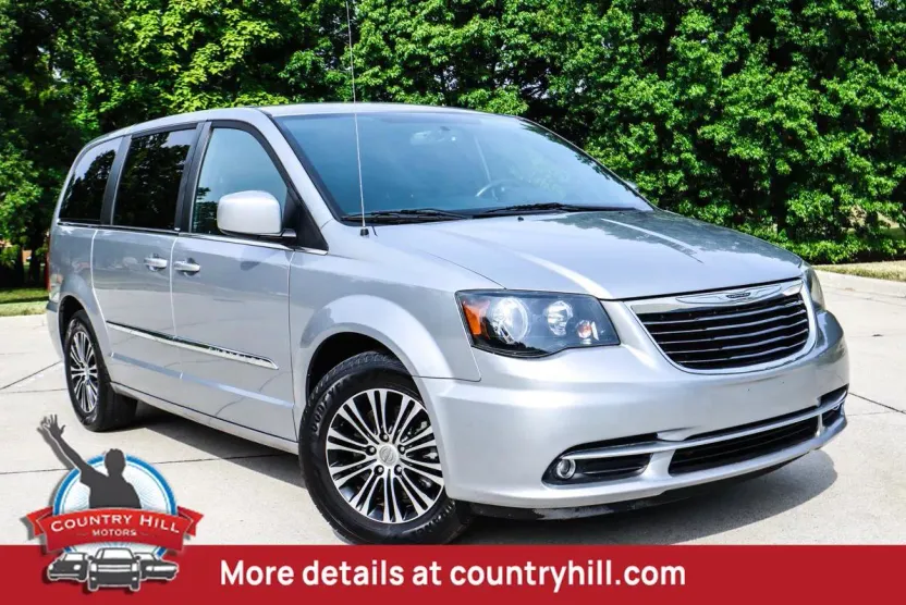 2014 Chrysler Town & Country S photo 1