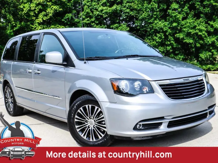 2014 Chrysler Town & Country S photo 1