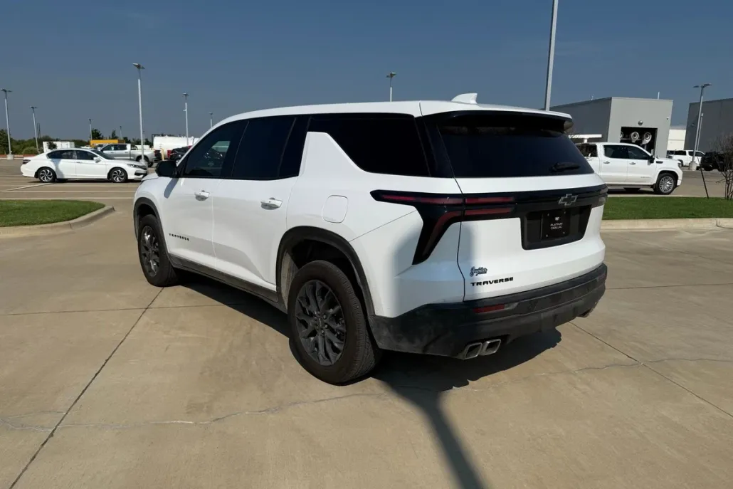 2024 Chevrolet Traverse LS photo 1