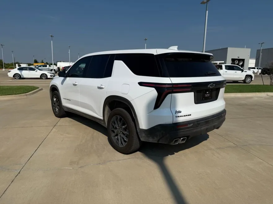 2024 Chevrolet Traverse LS photo 1