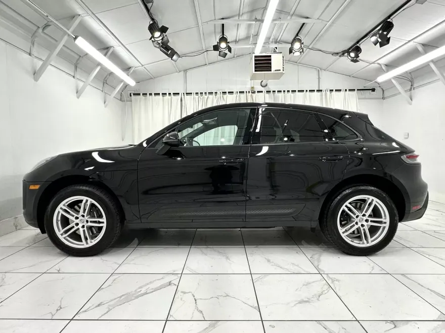 2024 Porsche Macan Base photo 2