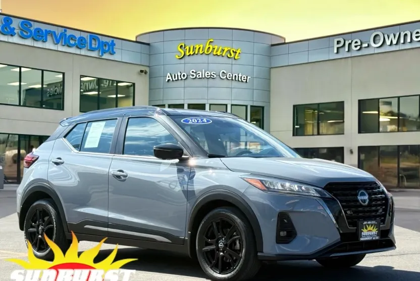 2024 Nissan Kicks SR photo 1