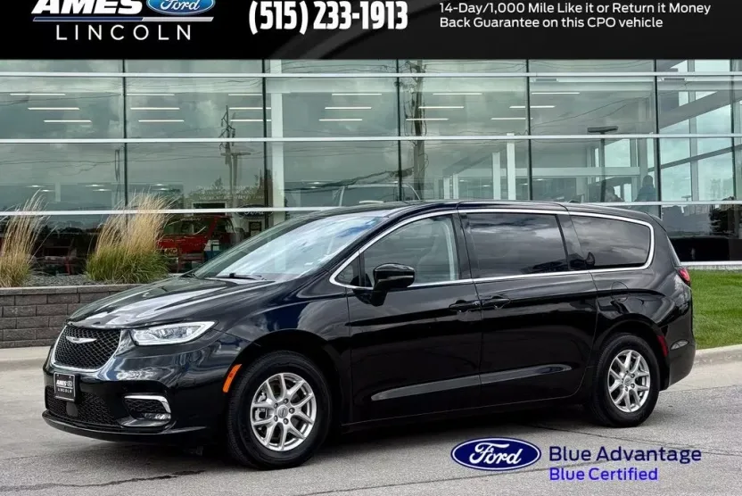 2024 Chrysler Pacifica Touring L photo 1