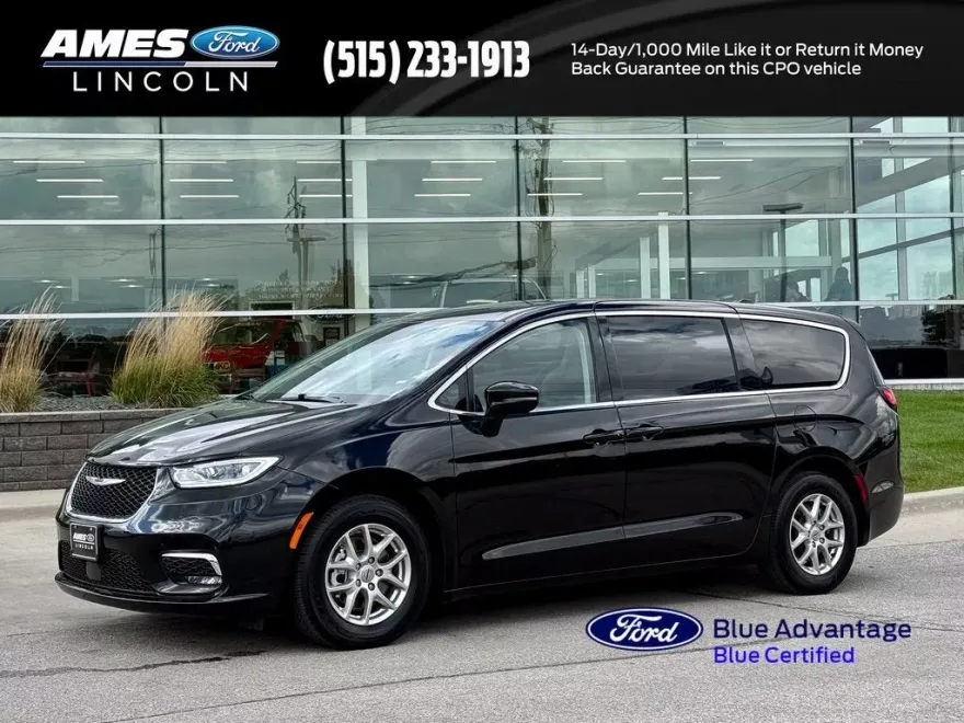 2024 Chrysler Pacifica Touring L photo 1