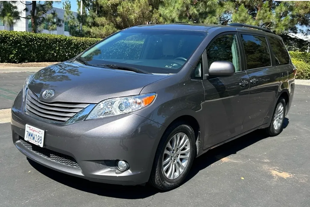 2015 Toyota Sienna XLE photo 1